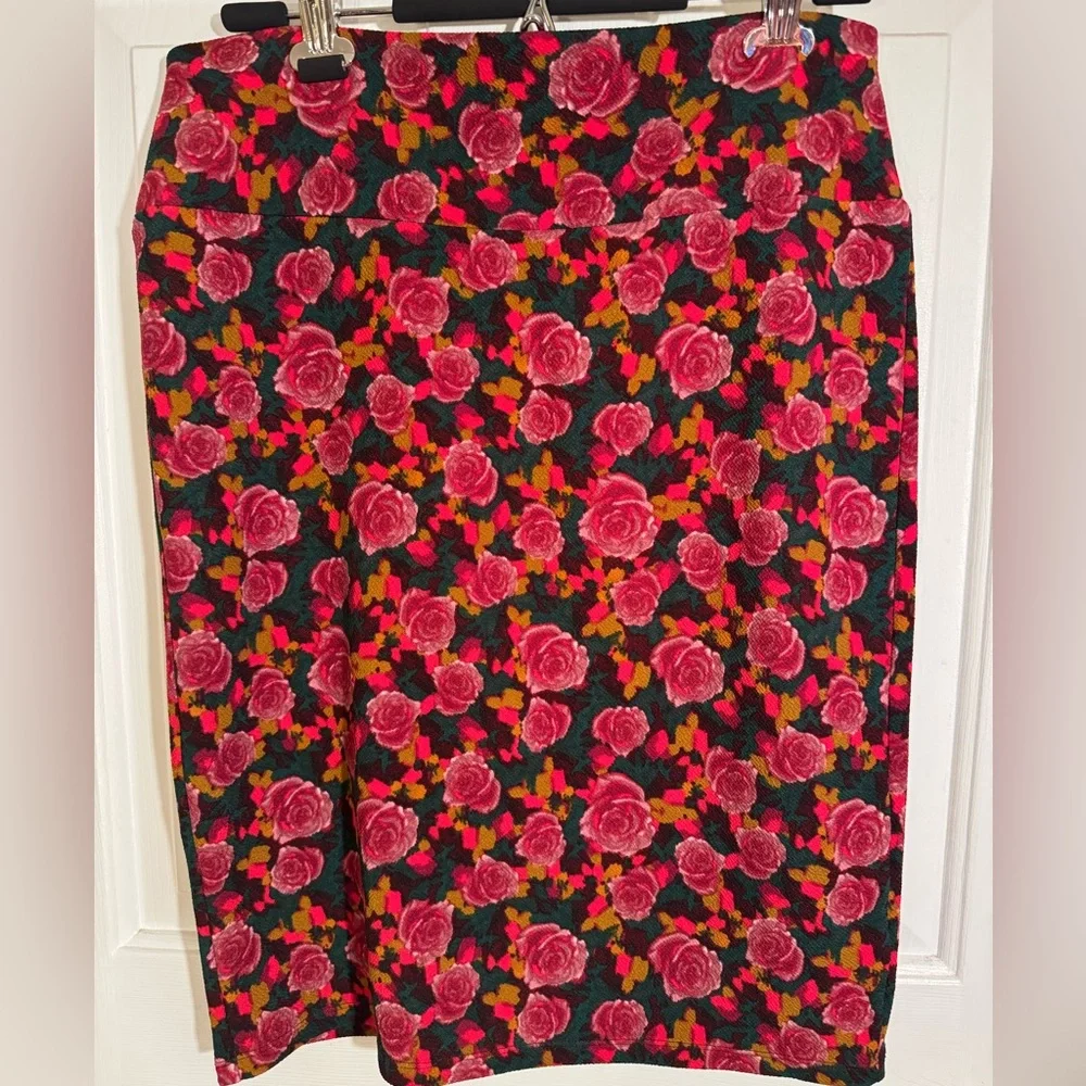 LuLaRoe Red & Pink Roses Green Leaves Stretchy Womens Skirt Size Large